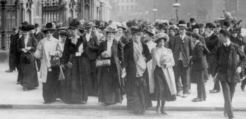 Suffragettes outside British parliament, 1910